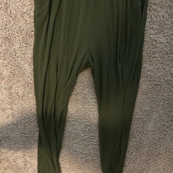 Pink lily sleeveless women’s Army Green Jumpsuit/Romper medium - Picture 6 of 6